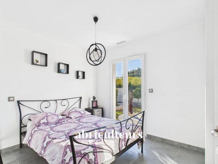 Image No.11-3 Bed House for sale