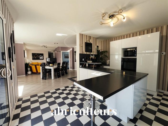 Image No.7-4 Bed House for sale