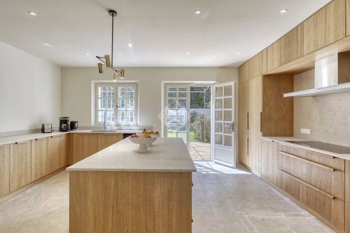 Image No.8-8 Bed House for sale