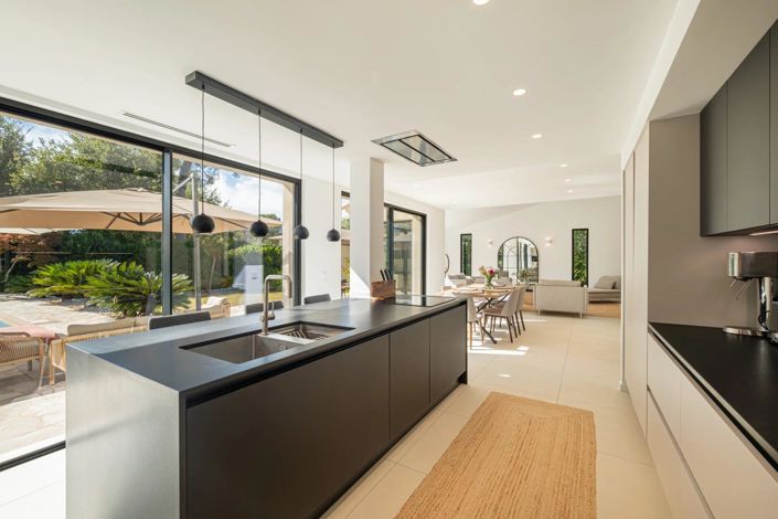 Image No.11-5 Bed House for sale