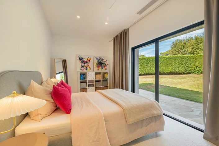 Image No.18-5 Bed House for sale