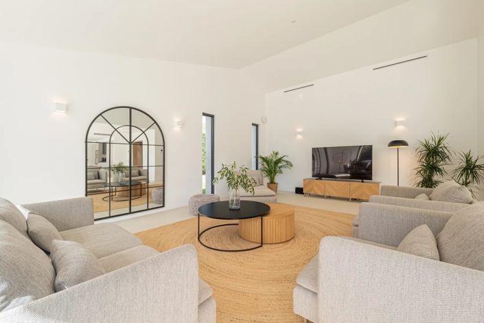 Image No.8-5 Bed House for sale