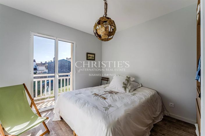 Image No.9-6 Bed House for sale