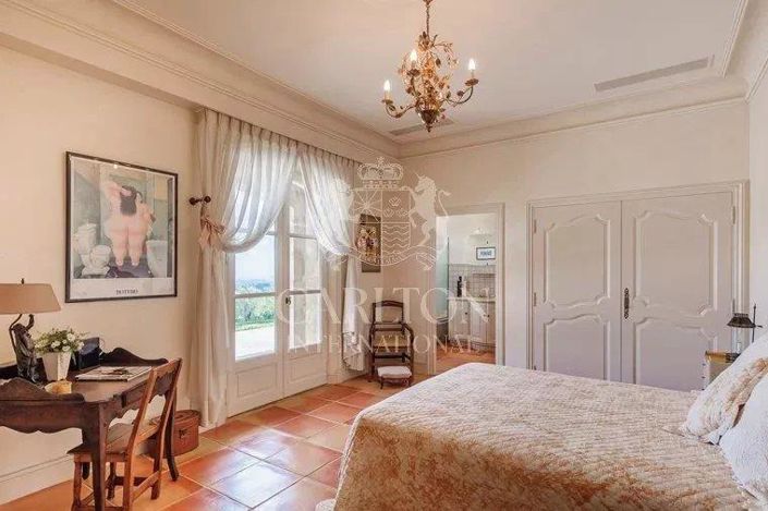 Image No.24-6 Bed House for sale