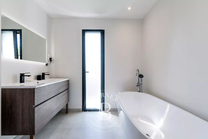 Image No.12-3 Bed House for sale