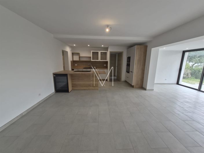 Image No.8-3 Bed House for sale