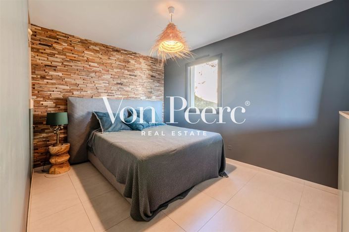 Image No.17-5 Bed House for sale