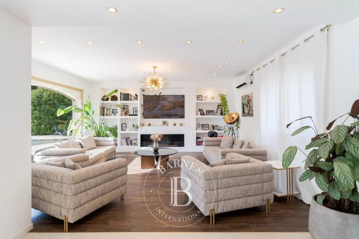 Image No.6-5 Bed House for sale