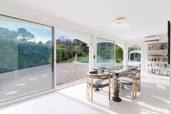 Image No.8-5 Bed House for sale