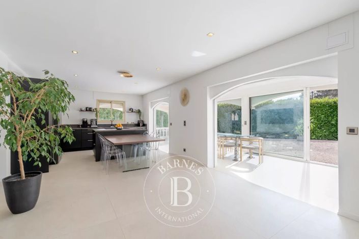 Image No.8-5 Bed House for sale