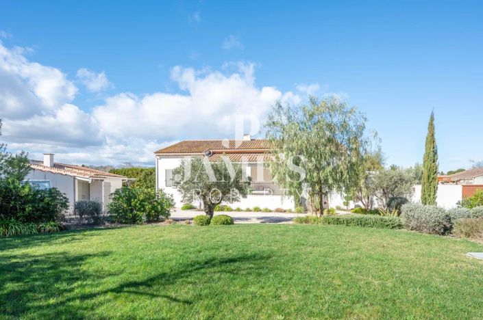 Image No.2-4 Bed House for sale