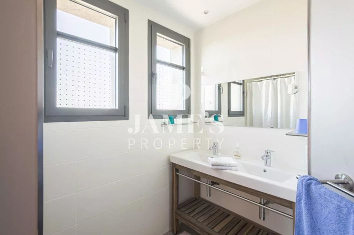 Image No.10-3 Bed House for sale