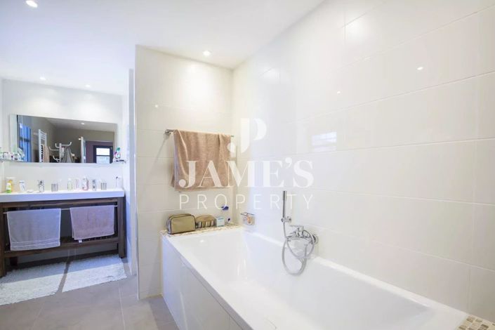 Image No.8-3 Bed House for sale