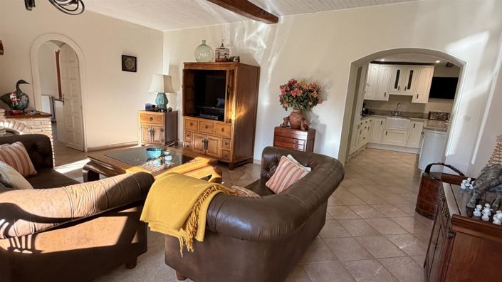 Image No.6-8 Bed House for sale