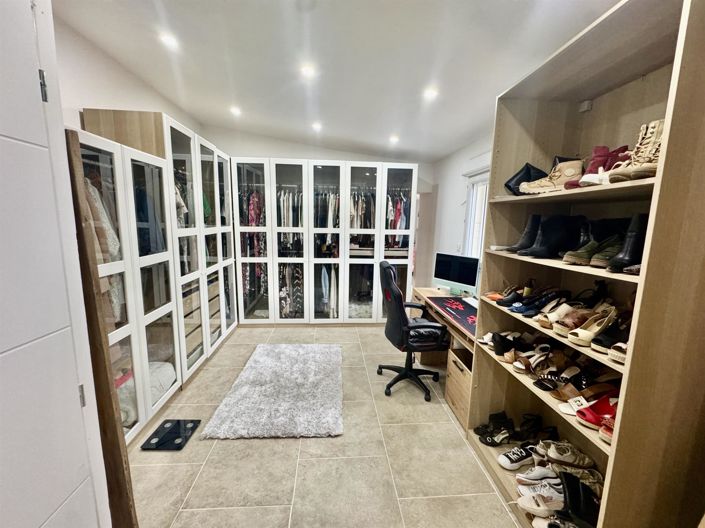 Image No.17-4 Bed House for sale