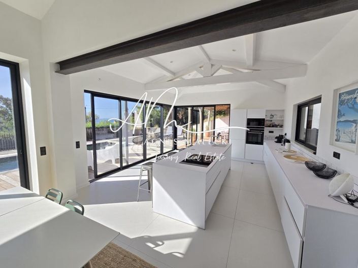 Image No.8-5 Bed House for sale