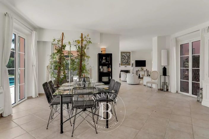 Image No.5-5 Bed House for sale