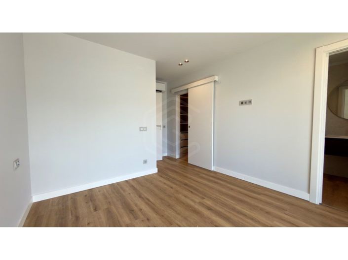 Image No.20-5 Bed Apartment for sale