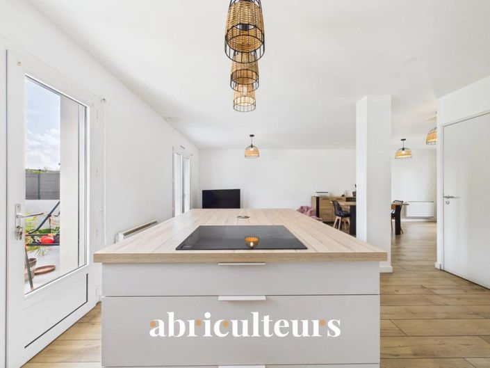 Image No.10-3 Bed House for sale