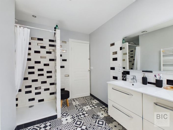 Image No.18-6 Bed House for sale