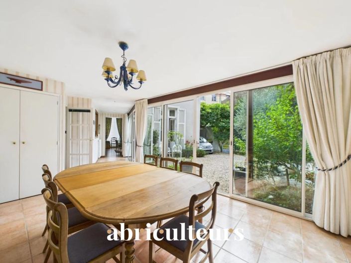 Image No.6-6 Bed House for sale