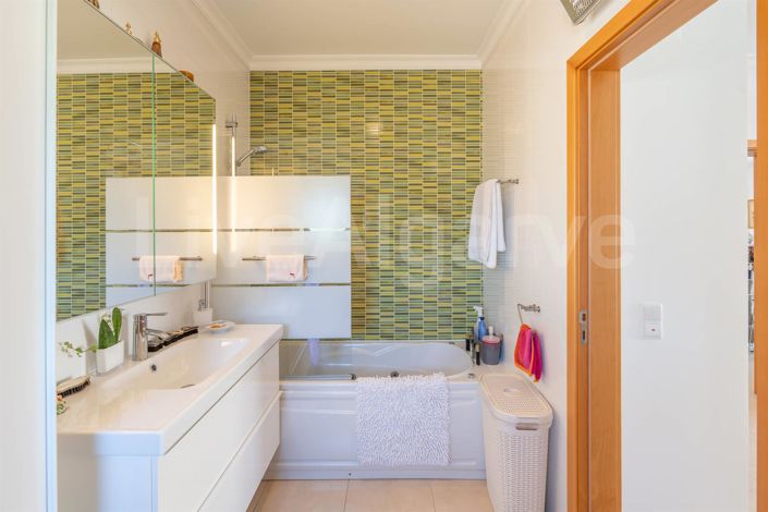 Image No.19-3 Bed House for sale