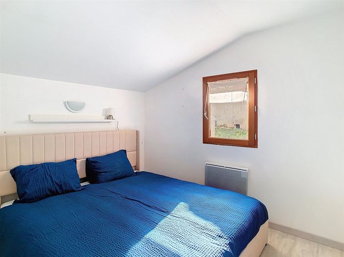 Image No.10-3 Bed House for sale