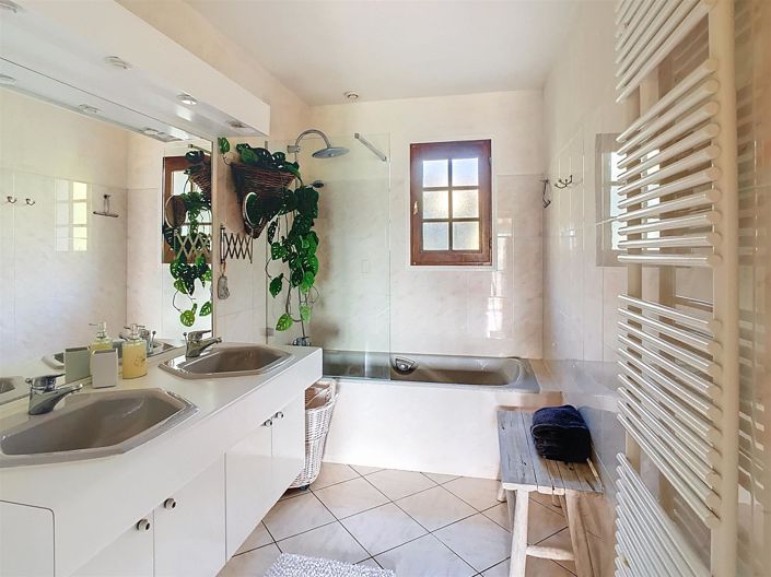 Image No.17-5 Bed House for sale