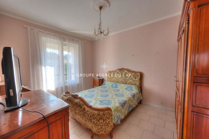 Image No.8-4 Bed House for sale