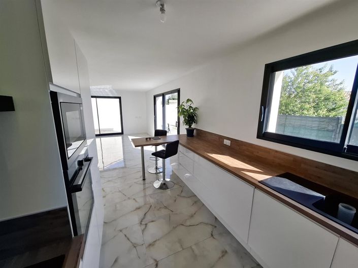 Image No.8-3 Bed House for sale