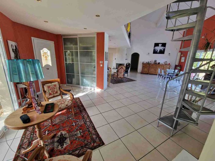 Image No.9-6 Bed House for sale