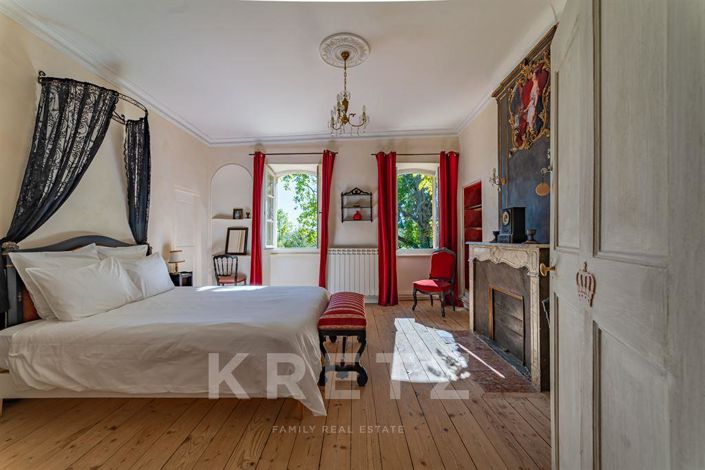 Image No.10-9 Bed Property for sale