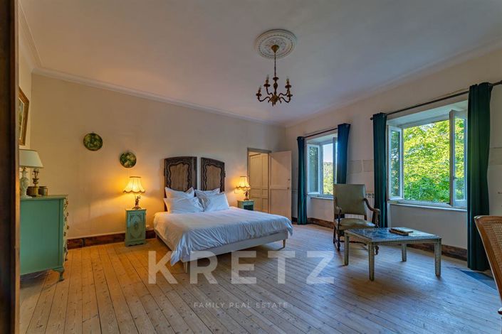 Image No.12-9 Bed Property for sale