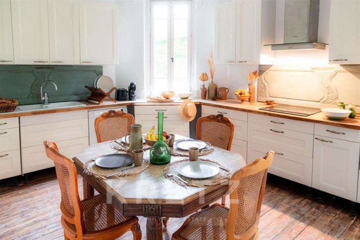 Image No.7-9 Bed Property for sale