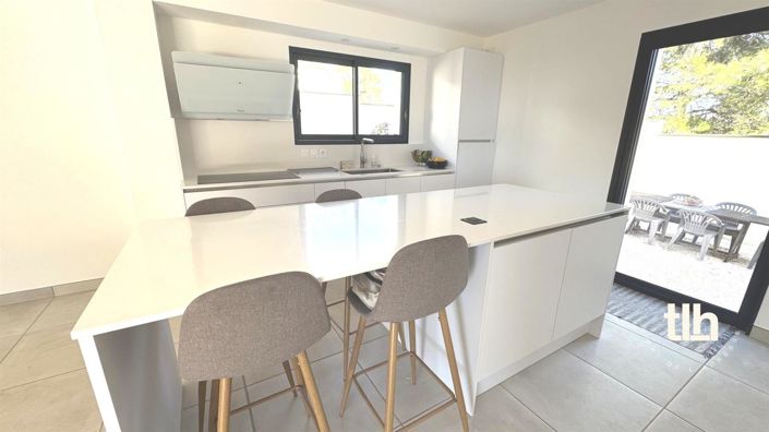 Image No.10-4 Bed House for sale