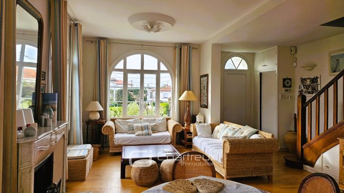 Image No.7-5 Bed House for sale