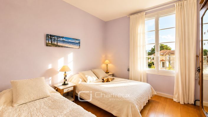 Image No.8-5 Bed House for sale