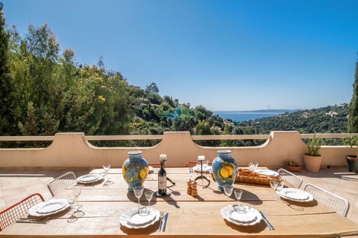 Image No.2-4 Bed House for sale