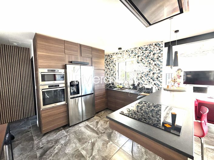 Image No.8-5 Bed House for sale