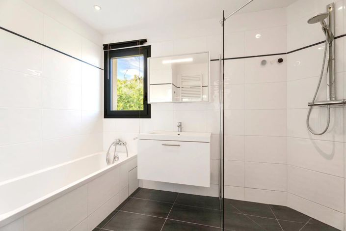 Image No.17-5 Bed House for sale