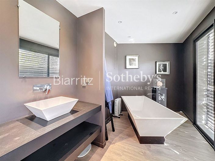 Image No.6-Propriété de 5 chambres à vendre à Biarritz