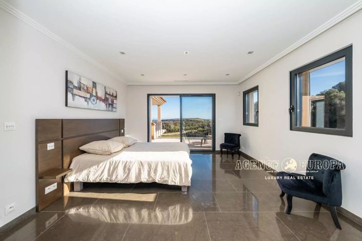 Image No.17-5 Bed House for sale