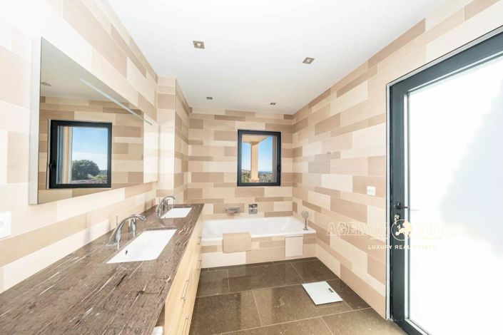 Image No.28-5 Bed House for sale