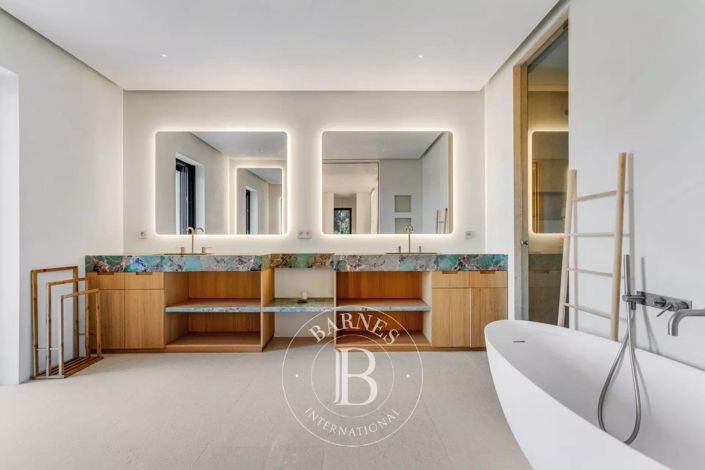 Image No.10-6 Bed House for sale