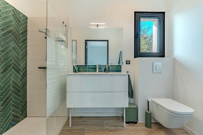 Image No.8-7 Bed House for sale