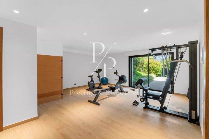 Image No.8-5 Bed House for sale