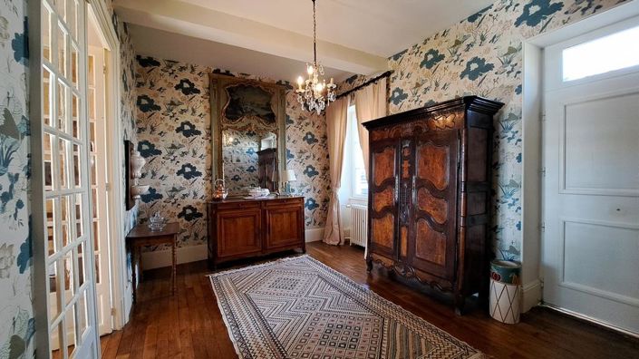 Image No.8-6 Bed House for sale