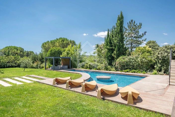 Image No.8-5 Bed House for sale