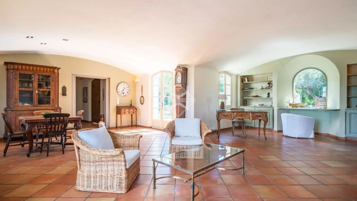 Image No.8-4 Bed House for sale