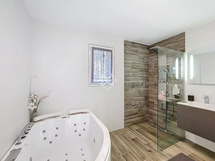 Image No.6-5 Bed House for sale